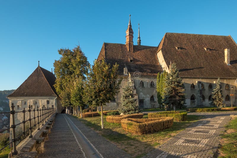 Früher Morgen leicht- Kirche des dominikanischen Klosters, Sighisoara, Rumänien stockbilder Früher Morgen leicht- Kirche des dominikanischen Klosters, Sighisoara, Rumänien stockbilder