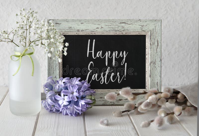 Frühling blüht um eine Tafel im rustikalen Rahmen, Text lizenzfreies stockfoto Frühling blüht um eine Tafel im rustikalen Rahmen, Text lizenzfreies stockfoto