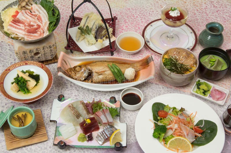 Frühlings-Bankett Kaiseki-Mahlzeit mit gedünstetem Barsch, frisches suhi, MI