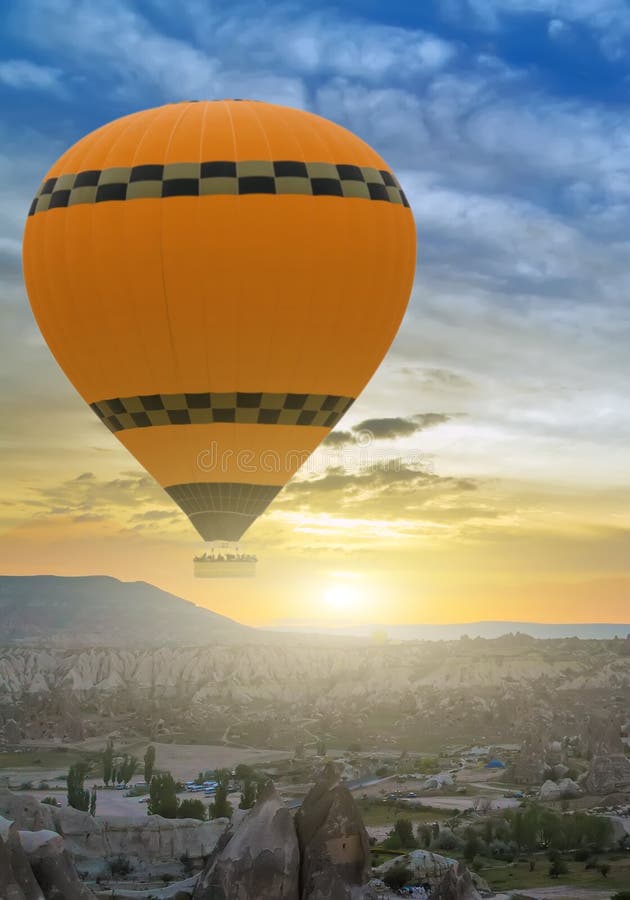 Frühlings-Heißluft-Ballonfahrt bei Sonnenaufgang lizenzfreie stockbilder Frühlings-Heißluft-Ballonfahrt bei Sonnenaufgang lizenzfreie stockbilder