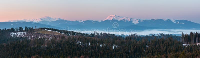Frühlings-Karpatengebirgshochebenenlandschaft des frühen Morgens lizenzfreie stockfotografie Frühlings-Karpatengebirgshochebenenlandschaft des frühen Morgens lizenzfreie stockfotografie