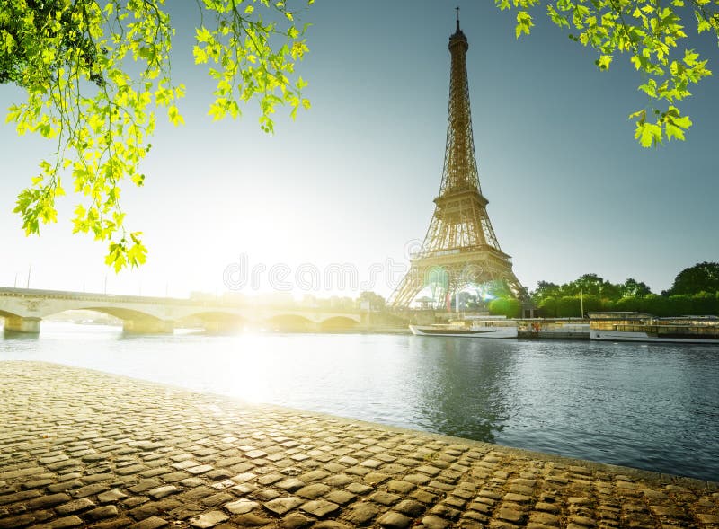 Frühlings-Zeit in Paris stockbild Frühlings-Zeit in Paris stockbild