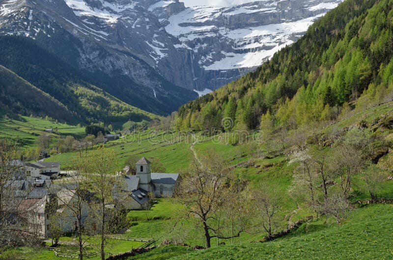 Frühlingsansicht des Bergdorfes Gavarnie stockbilder Frühlingsansicht des Bergdorfes Gavarnie stockbilder