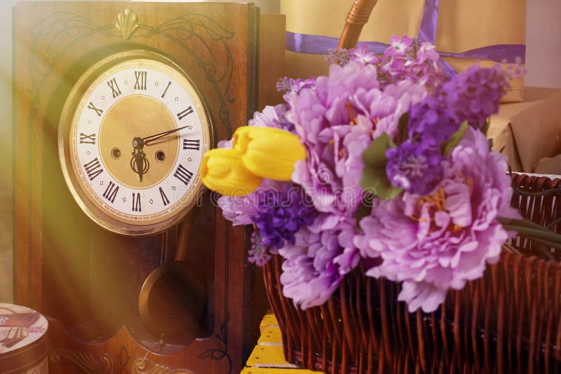 Frühlingsfoto mit Retro- Uhrblumen in einem Korbkasten lizenzfreies stockbild Frühlingsfoto mit Retro- Uhrblumen in einem Korbkasten lizenzfreies stockbild