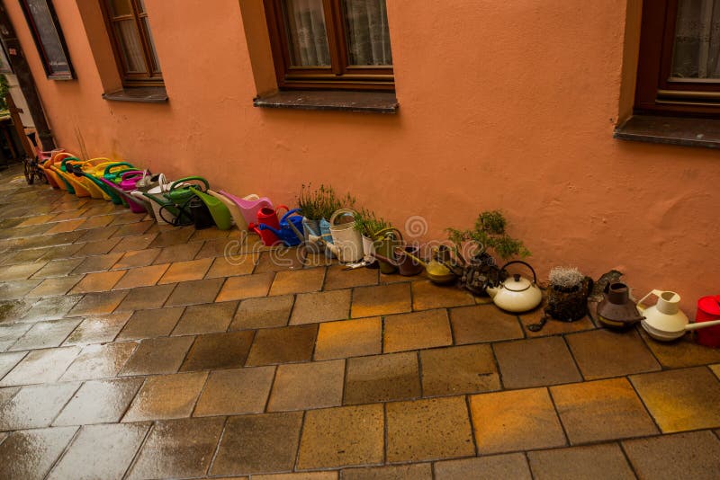 Frühlingsgestaltungselemente mit Gießkanne prag lizenzfreies stockfoto Frühlingsgestaltungselemente mit Gießkanne prag lizenzfreies stockfoto