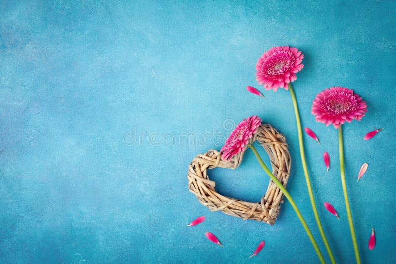 Frühlingshintergrund mit rosa Blumen, Herzen und den Blumenblättern Grußkarte für Frauentag flache Lageart Beschneidungspfad eing