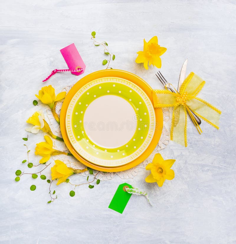 Frühlingstischschmuck mit mit Narzisse, Hyazinthen, Zeichen, Bändern, Messer und Gabel auf grüner Platte stockbild Frühlingstischschmuck mit mit Narzisse, Hyazinthen, Zeichen, Bändern, Messer und Gabel auf grüner Platte stockbild
