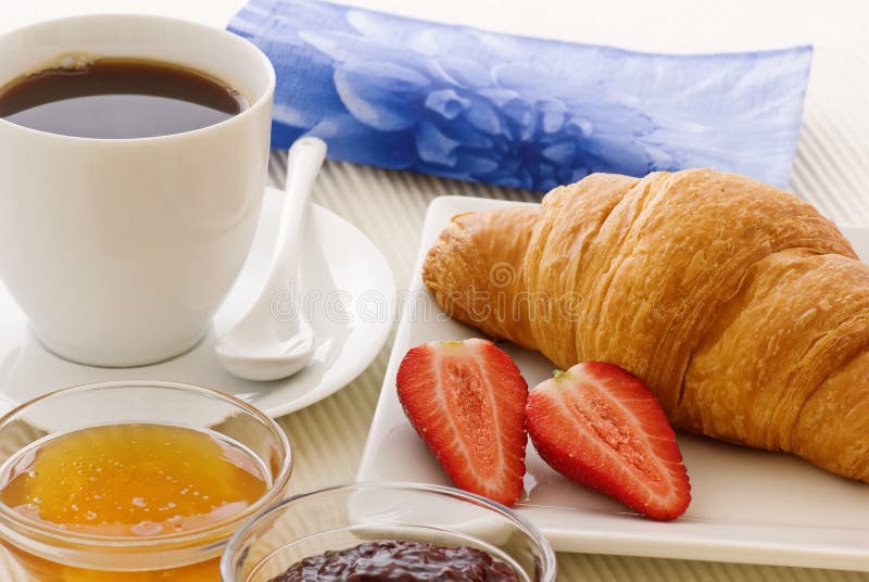 Frühstück mit Hörnchen lizenzfreie stockfotos Frühstück mit Hörnchen lizenzfreie stockfotos