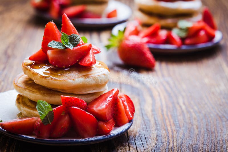Frühstück oder Brunch, Pfannkuchen mit frischem Erdbeeren, Zucker, Honig lizenzfreies stockfoto Frühstück oder Brunch, Pfannkuchen mit frischem Erdbeeren, Zucker, Honig lizenzfreies stockfoto