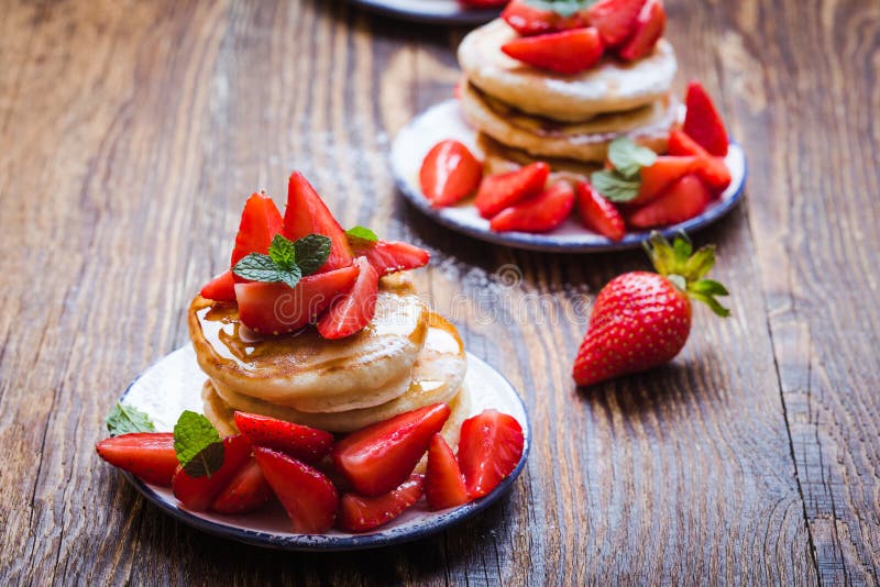 Frühstück oder Brunch, Pfannkuchen mit frischem Erdbeeren, Zucker, Honig stockbilder Frühstück oder Brunch, Pfannkuchen mit frischem Erdbeeren, Zucker, Honig stockbilder