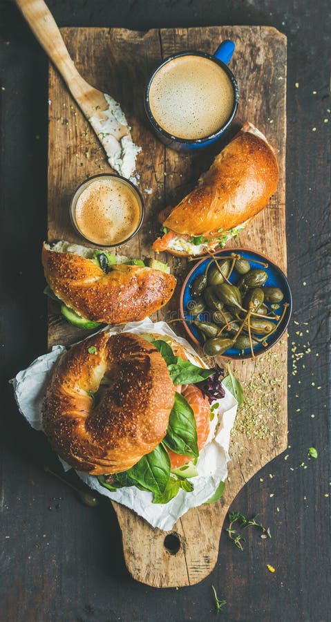 Frühstücken Sie mit Bagel, Espressokaffee und Kapriolen in der blauen Schüssel stockfotos Frühstücken Sie mit Bagel, Espressokaffee und Kapriolen in der blauen Schüssel stockfotos
