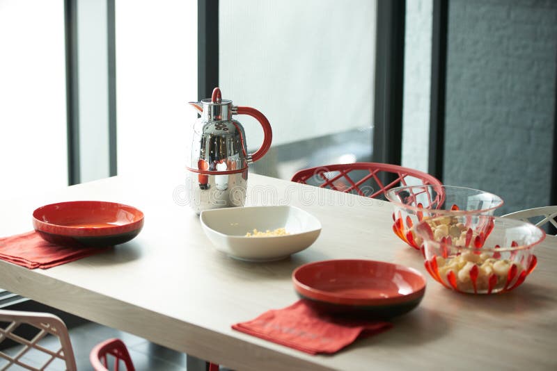 Frühstücken Sie mit Flocken und Milchkessel im schönen modernen kitche lizenzfreie stockbilder Frühstücken Sie mit Flocken und Milchkessel im schönen modernen kitche lizenzfreie stockbilder