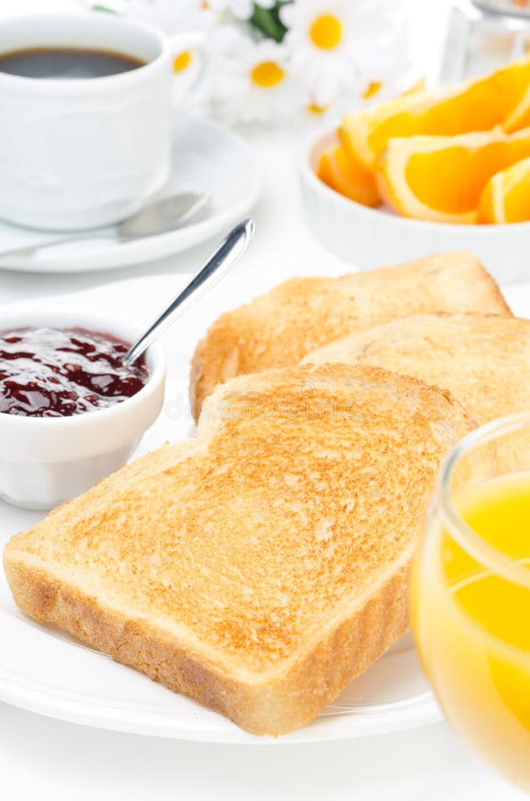 Frühstücken Sie mit Vertikale der Toast, des Staus, des Kaffees und des Orangensaftes lizenzfreies stockbild Frühstücken Sie mit Vertikale der Toast, des Staus, des Kaffees und des Orangensaftes lizenzfreies stockbild