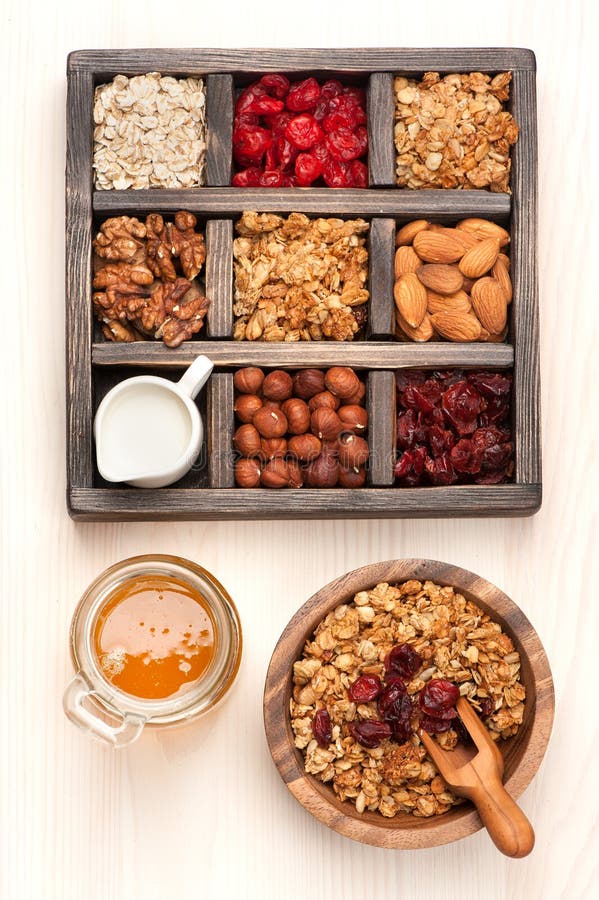Frühstückseinzelteile - Hafer, Granola muesli, Nüsse, Honig, trockneten Beeren und Milch Beschneidungspfad eingeschlossen lizenzfreie stockfotografie Frühstückseinzelteile - Hafer, Granola muesli, Nüsse, Honig, trockneten Beeren und Milch Beschneidungspfad eingeschlossen lizenzfreie stockfotografie