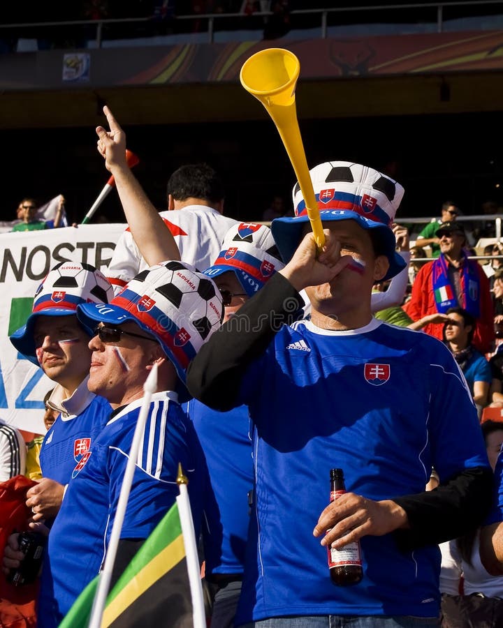 Fußball-Gebläse Brennt Auf Vuvuzela Hupe Durch Redaktionelles Bild - Bild  von becher, feier: 14971030