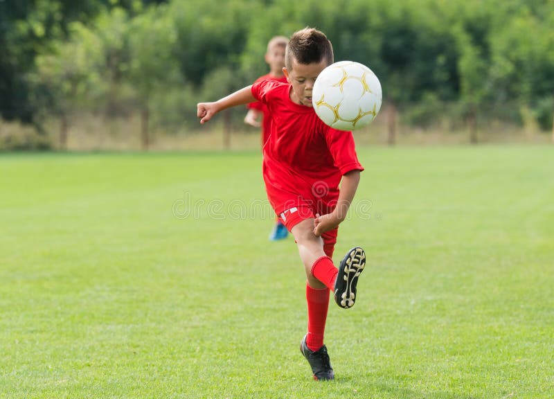 Ragazzo che tira in porta fotografia stock