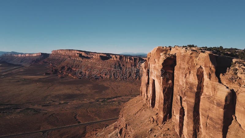 Fuco che vola molto su vicino alla cresta americana massiccia della montagna del deserto, orizzonte soleggiato epico delle scogli