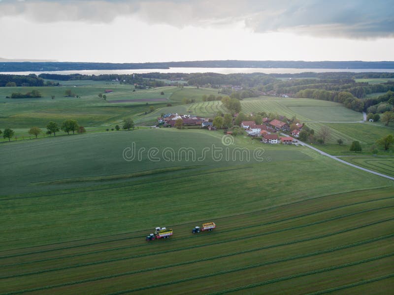 Fuco sparato di paesaggio bavarese con il lago nei precedenti fotografie stock libere da diritti Fuco sparato di paesaggio bavarese con il lago nei precedenti fotografie stock libere da diritti