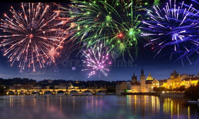 Fuego artificial festivo sobre Charles Bridge, Praga, República Checa fotos de archivo Fuego artificial festivo sobre Charles Bridge, Praga, República Checa fotos de archivo