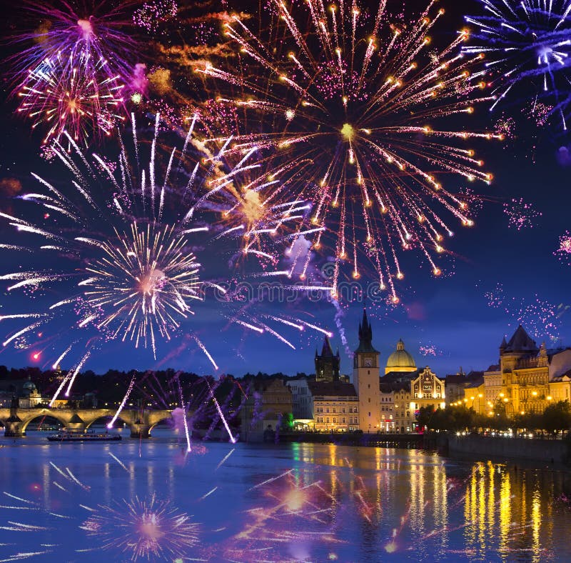 Fuego artificial festivo sobre Karl Bridge, Praga, la República Checa imagenes de archivo Fuego artificial festivo sobre Karl Bridge, Praga, la República Checa imagenes de archivo