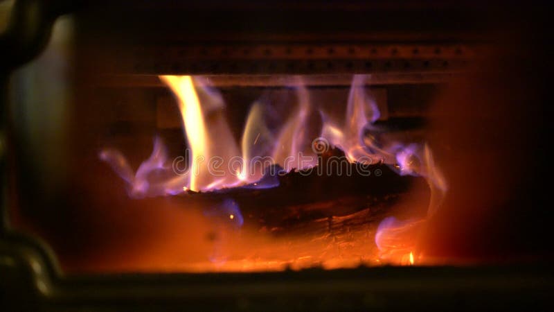 Fuego cálido ardiendo con llamas azules y naranjas.