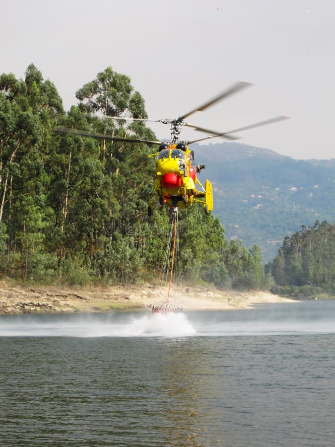 Fuego de la lucha del helicóptero imágenes de archivo libres de regalías Fuego de la lucha del helicóptero imágenes de archivo libres de regalías