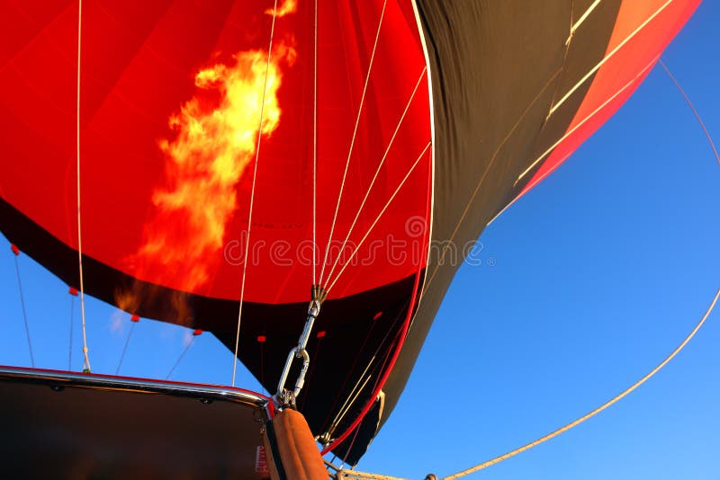 Fuego del primer del globo del aire caliente foto de archivo Fuego del primer del globo del aire caliente foto de archivo
