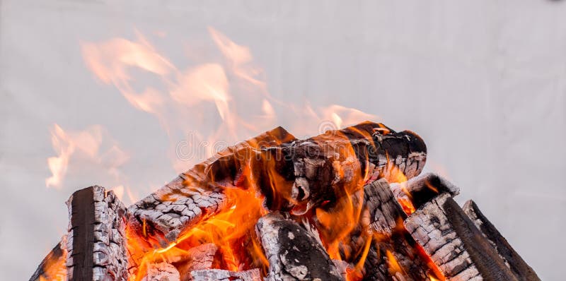 Fuego rojo y anaranjado de madera ardiente - para las manos que se calientan fotos de archivo libres de regalías Fuego rojo y anaranjado de madera ardiente - para las manos que se calientan fotos de archivo libres de regalías