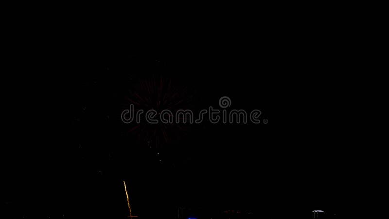 Fuegos artificiales coloridos y brillantes en el festival del Día de la Ciudad metrajes