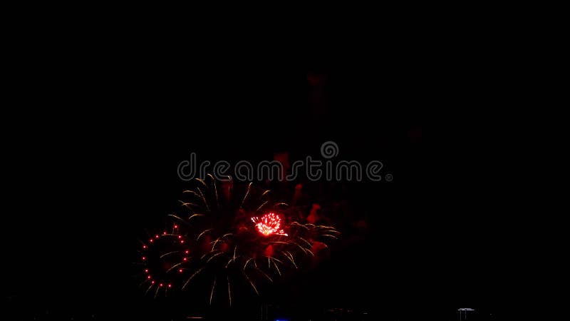 Fuegos artificiales coloridos y brillantes en el festival del Día de la Ciudad metrajes