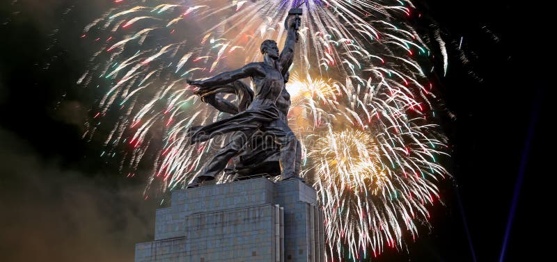 Fuegos artificiales coloridos y monumento soviético rabochiy i kolkhoznitsa moscú rusia. de 1937 imagen de archivo libre de regalías