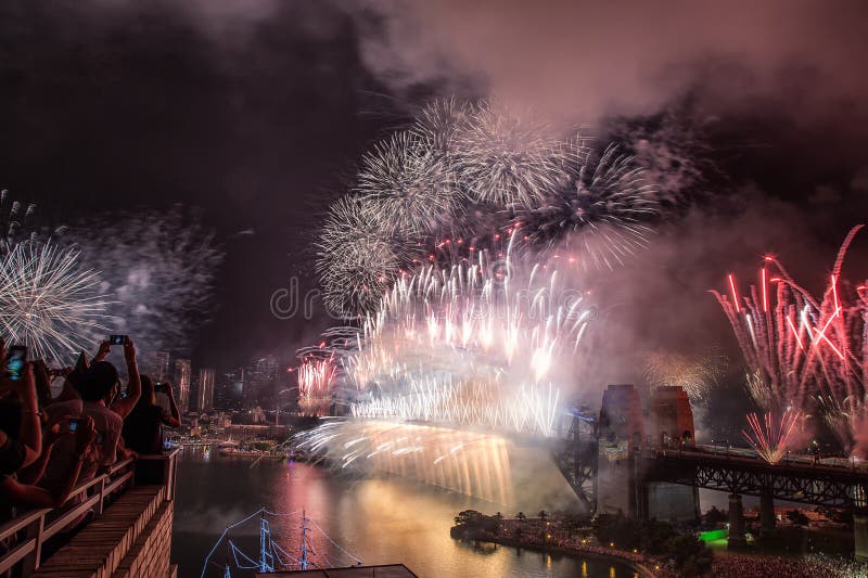 Fuegos artificiales de la víspera del ` s del Año Nuevo en Sydney Harbour Bridge fotos de archivo libres de regalías Fuegos artificiales de la víspera del ` s del Año Nuevo en Sydney Harbour Bridge fotos de archivo libres de regalías