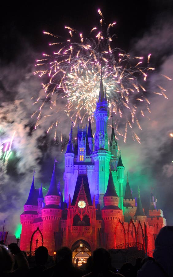 Fuegos artificiales en el castillo de Disney Cinderella imagen de archivo libre de regalías Fuegos artificiales en el castillo de Disney Cinderella imagen de archivo libre de regalías