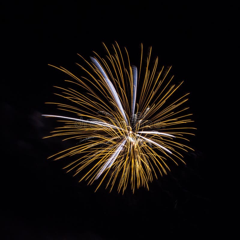 Fuegos artificiales en el cielo nocturno fotos de archivo