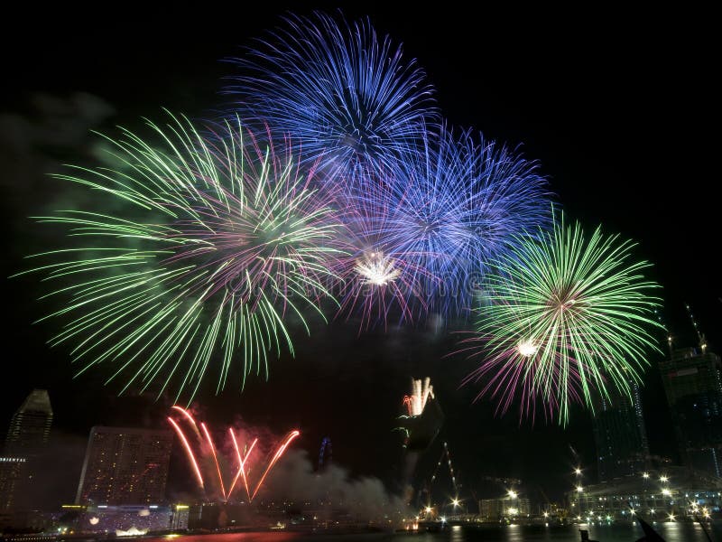 Fuegos artificiales en el ensayo del día nacional de Singapur imagen de archivo libre de regalías Fuegos artificiales en el ensayo del día nacional de Singapur imagen de archivo libre de regalías