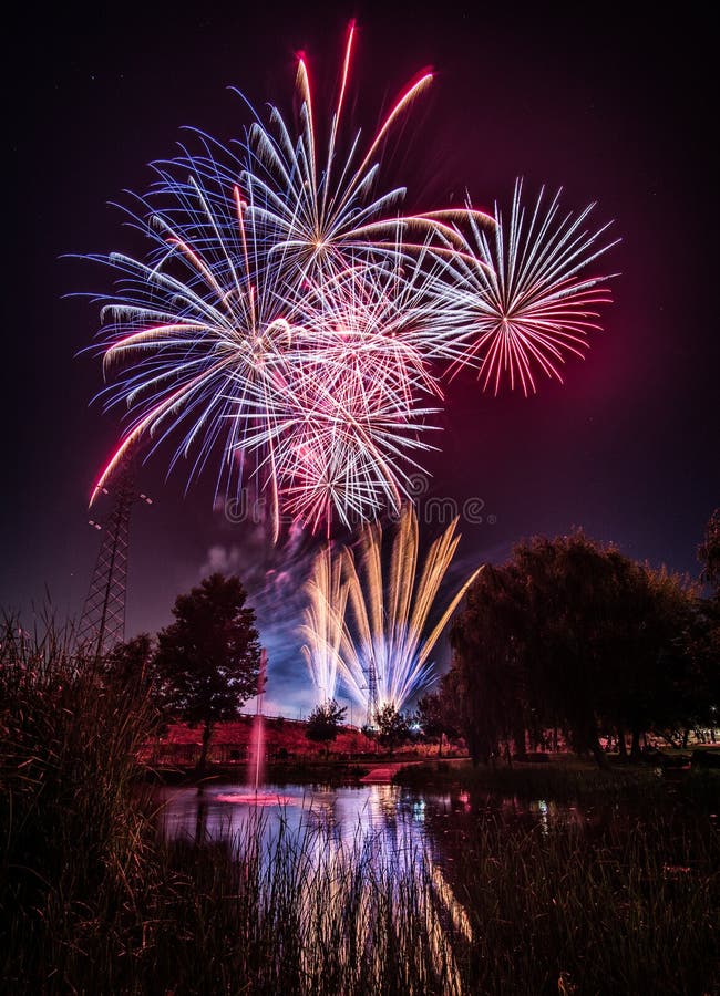 Fuegos artificiales en la noche en Año Nuevo fotografía de archivo libre de regalías Fuegos artificiales en la noche en Año Nuevo fotografía de archivo libre de regalías