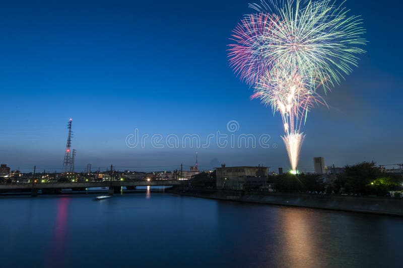 Fuegos artificiales en Tsurumi, Japón fotografía de archivo libre de regalías Fuegos artificiales en Tsurumi, Japón fotografía de archivo libre de regalías