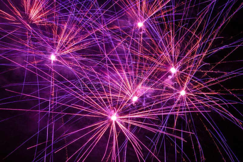 Fuegos artificiales púrpuras, rosados y anaranjados Fuegos artificiales púrpuras, rosados y anaranjados