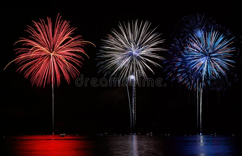 Fuegos artificiales rojos, blancos, y azules imágenes de archivo libres de regalías Fuegos artificiales rojos, blancos, y azules imágenes de archivo libres de regalías