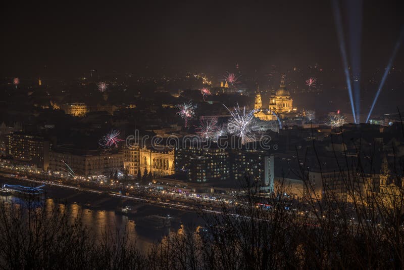 Fuegos artificiales sobre Budapest, Hungría fotos de archivo libres de regalías Fuegos artificiales sobre Budapest, Hungría fotos de archivo libres de regalías