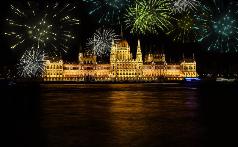 Fuegos artificiales sobre el parlamento de Budapest en la noche imágenes de archivo libres de regalías Fuegos artificiales sobre el parlamento de Budapest en la noche imágenes de archivo libres de regalías