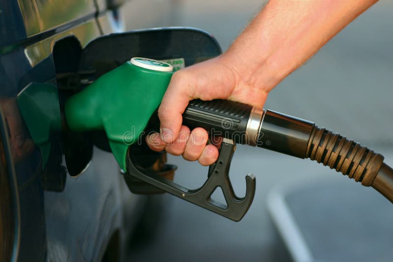 Close-up mans ručně pomocí benzinové čerpadlo naplnit své auto až s palivem.