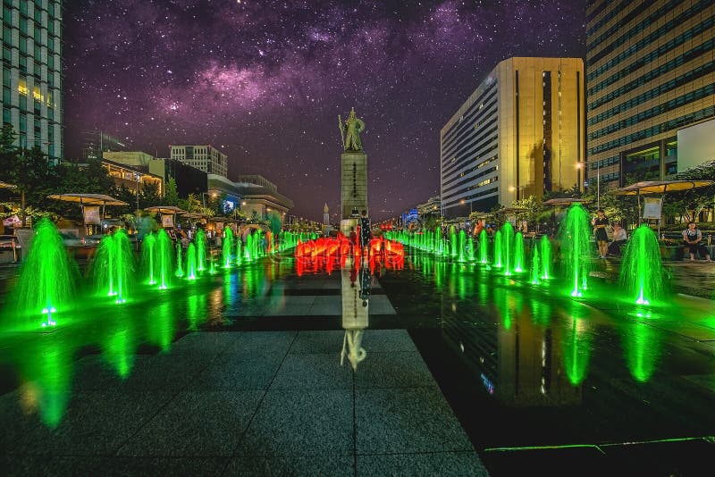 Fuente colorida en la plaza de Gwanghwamun con la estatua del almirante Yin-Sin, pecado y vía láctea en la ciudad de Seul Foto en foto de archivo Fuente colorida en la plaza de Gwanghwamun con la estatua del almirante Yin-Sin, pecado y vía láctea en la ciudad de Seul Foto en foto de archivo