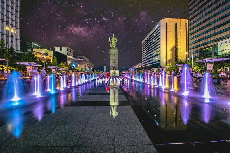 Fuente colorida en la plaza de Gwanghwamun con la estatua del almirante Yin-Sin, pecado y vía láctea en la ciudad de Seul Foto en fotos de archivo libres de regalías Fuente colorida en la plaza de Gwanghwamun con la estatua del almirante Yin-Sin, pecado y vía láctea en la ciudad de Seul Foto en fotos de archivo libres de regalías