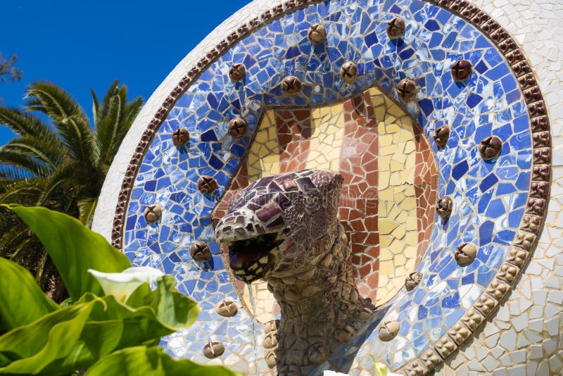 Fuente con la cabeza de la serpiente en Dragon Staircase en la ana del ¼ del parque GÃ, Barcelona, España - imagen imagenes de archivo Fuente con la cabeza de la serpiente en Dragon Staircase en la ana del ¼ del parque GÃ, Barcelona, España - imagen imagenes de archivo