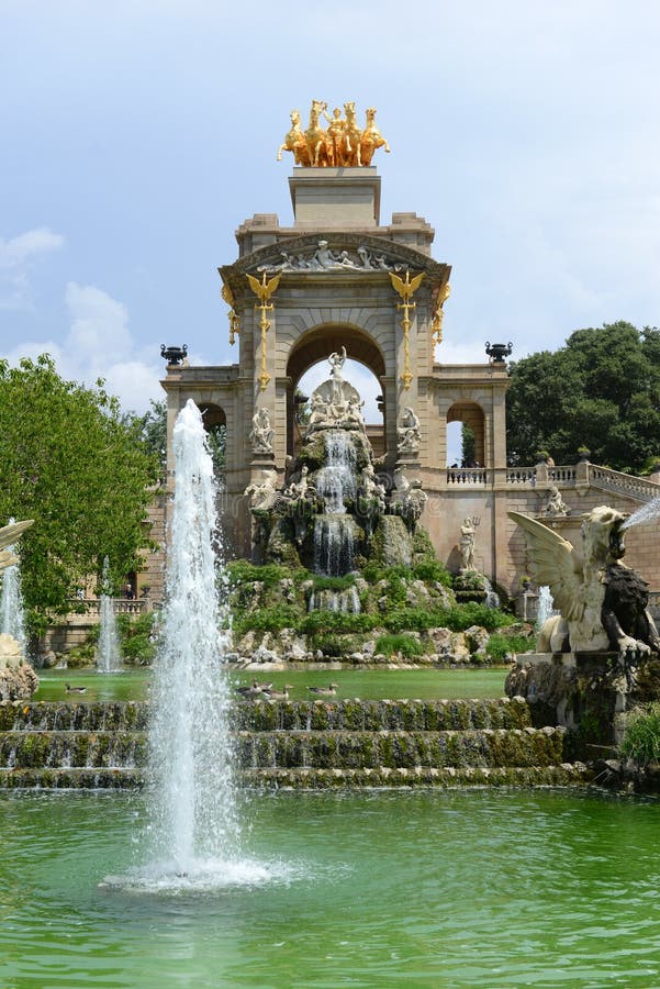 Fuente De Agua De Antoni Gaudi En El Parque Guell, Barcelona