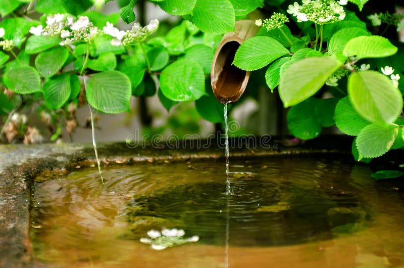 Fuente de agua de bambú tradicional imagen de archivo Fuente de agua de bambú tradicional imagen de archivo