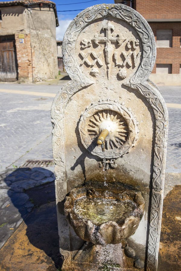 Fuente de agua vieja hermosa en Redecilla del Camino, provincia de Burgos, España imagen de archivo Fuente de agua vieja hermosa en Redecilla del Camino, provincia de Burgos, España imagen de archivo