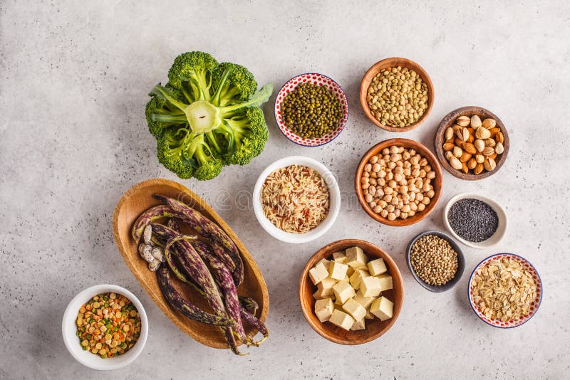 Fuente de la proteína del vegano Queso de soja, habas, garbanzos, nueces y semillas encendido fotos de archivo libres de regalías Fuente de la proteína del vegano Queso de soja, habas, garbanzos, nueces y semillas encendido fotos de archivo libres de regalías
