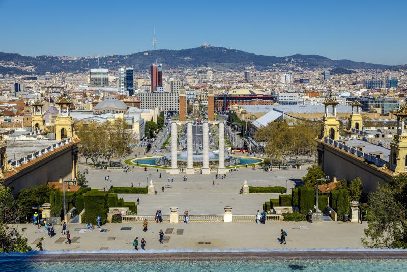 Fuente de Montjuic en Plaza de Espana en Barcelona, España fotos de archivo libres de regalías Fuente de Montjuic en Plaza de Espana en Barcelona, España fotos de archivo libres de regalías